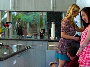 Koe ehdoton nautinto kuuman milf-kaunottaren ja suloisen nuoren tytön