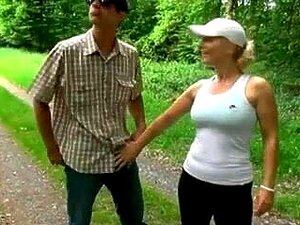 Milf wird im Wald gefickt
