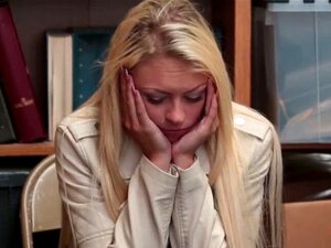 Blonde Süße reitet auf einem großen, fetten Schwanz. Geiler