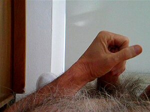 Cum auf behaarter Brust