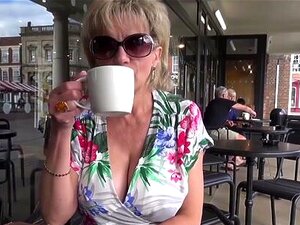 Britse MILF Sonia laat haar tieten zien in het openbaar, en zuigt pik