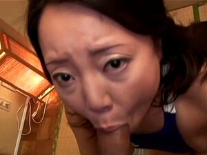 Süße japanische MILF Saya lässt sich ihre behaarte Muschi lecken.