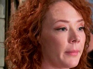 Krullende roodharige slaaf Audrey Hollander in lingerie krijgt haar