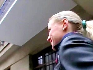 Busige Amateurin zeigt ihre Titten in der Öffentlichkeit und wird