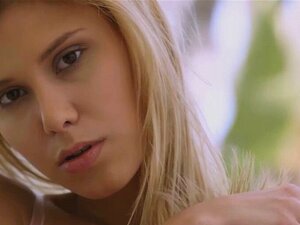 Frische blonde Models geben unglaubliche aufreizende Stripteases.