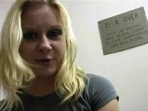 Црна слаткица показује своје вештине