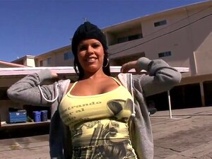 Diamond Kitty schafft es, einen geilen Hengst nach Hause zu bringen,