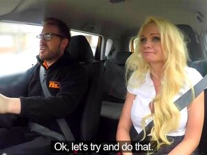 Fejkkörning college Kåt bilknull med bystig blond MILF