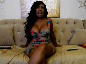 Heiße schwarze Dienstmädchen macht etwas Webcam schwarz und Ebony