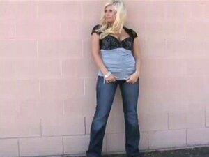 Blonde milf neukt een harde lul in de gevangenis