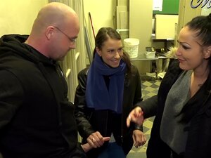 Geiler Nachbar hilft im Treppenhaus beim Abspritzen! Hübsches