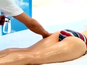 Japanisches Mädchen massiert und fickt ihren Freund