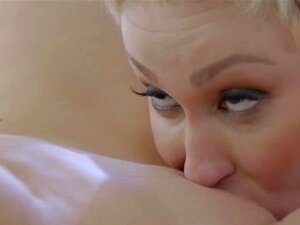 Stieftochter Skylar Snow setzt sich auf das Gesicht ihrer Stiefmutter