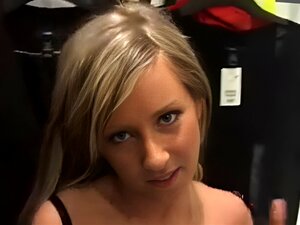 Blondine babe blows hem een in de locker kamer