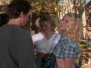 Will wird von den Stieftöchtern des Bauern gefickt