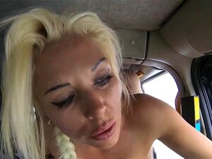 Reife Frau mit großen Titten wird im Taxi gefickt, um ihren Spaß zu