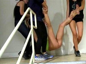 Zwei arme Pfänder wurden benebelt und mit einem Strap-on gefickt