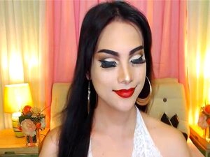 Hübsche Tranny-Babe masturbiert vor der Webcam und schaut zu, wie