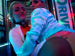 Bi-Pornostars ficken in der Öffentlichkeit
