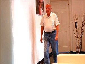 Geile Blondine fickt älteren Typen