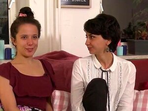 Ersties: Amateur-Mädchen scheren und lecken Muschi