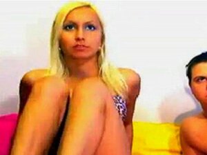 Sexy Blondine lutscht vor der Webcam