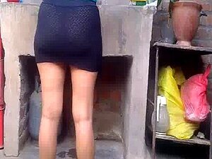 жена показује дупе