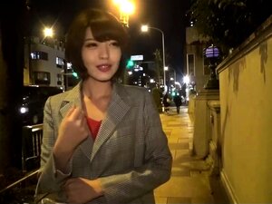 Busige japanische MILF fickt einen rasenden Schwanz und bekommt eine