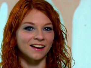 Zierliche Mädchen kümmern sich um große Schwänze. Während die