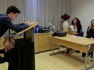 Cfnm-Babe demütigt Typen mit einem Blowjob. Cfnm-Europäerin