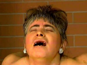 Freche reife Dame Patricia hat einen steifen Pfahl, der ihren Pfirsich