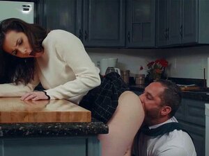 Flirtige Assistentin wird mit dem Chefgemahl gefickt. Flirtige