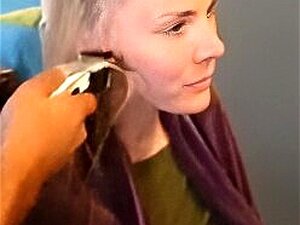 heiße Blondine lässt ihren Freund ihre Haare summen