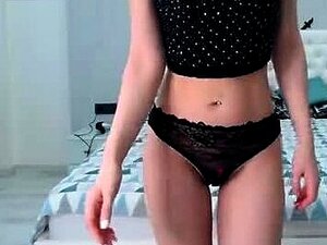 Busige Camgirl mit gepiercten Nippeln masturbiert