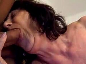 Schau dir unsere versaute Oma an, immer bereit, dich zu verwöhnen.