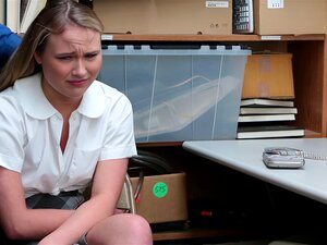 Kleine Titten-Süße wird von einem LP-Offizier auf CCTV gefickt.