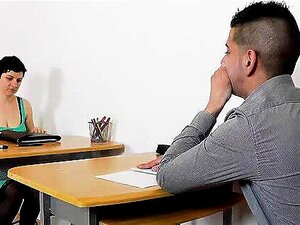 Mama-Lehrerin gibt einen Handjob