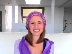 Die zierliche Süße Natasha White will einen großen Schwanz, um ihre