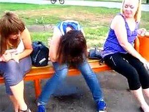 Das Mädchen pisst im Park