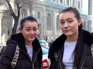 Unschuldige Zwillinge mit Tätowierungen