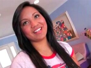 Lana Violet ist 18 Jahre alt und bereit. Lana Violet ist 18 Jahren alt