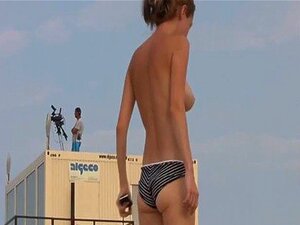 Topless Beach Chick zeigt ihre Brüste