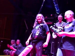 Öffentliche Fickmaschine bei einem Live-Rock-Konzert