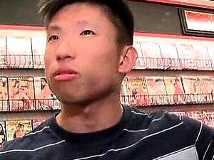 Hetero kaveri saa kiimaisen homon panemaan gloryholella