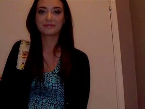 La nuova ragazza viene scopata da un agente falso durante un provino