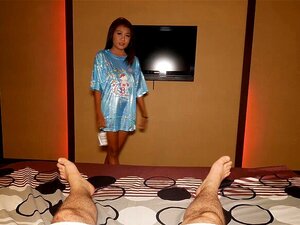 Thai-Süße massiert den Kunden und wird hart in der