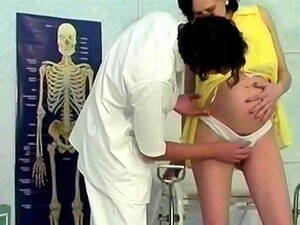 Dünne schwangere MILF wird von ihrem Arzt gefickt