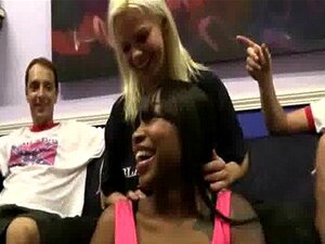 Ebony blir knullad i alla hål av en grupp vita killar 12