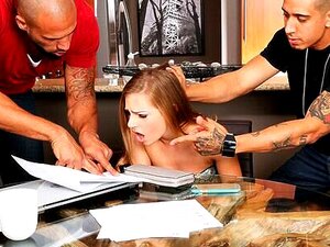 Tämä tuhma kapinallinen alistuu himokkaiden kämppäkavereidensa