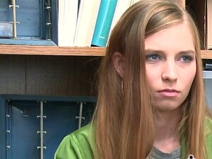 Ava bekommt ihren Mund von einem dicken, harten Schwanz des Polizisten